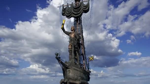 Wielki Posąg Piotra Przeciwko Ruchomym Chmurom Moskwa Rosja Został Zaprojektowany — Wideo stockowe