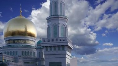 Moskova Katedral Camii hareketli bulutlara karşı, Rusya -- Moskova 'nın ana camisi, yeni bir dönüm noktası 