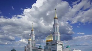 Moskova Katedral Camii hareketli bulutlara karşı, Rusya -- Moskova 'nın ana camisi, yeni bir dönüm noktası 
