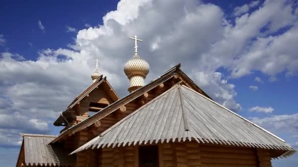 俄罗斯莫斯科 现代木制东正教教堂 顶住不断移动的云彩 — 图库视频影像