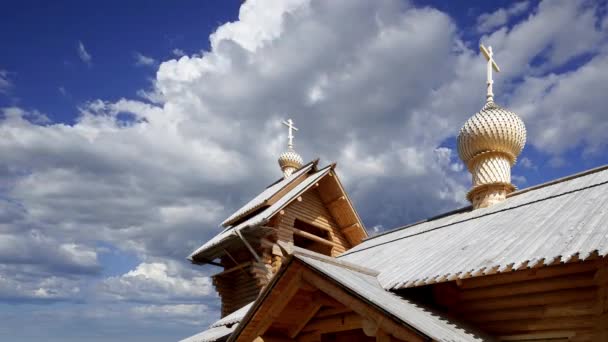 Σύγχρονη Ξύλινη Ορθόδοξη Εκκλησία Ενάντια Στα Κινούμενα Σύννεφα Μόσχα Ρωσία — Αρχείο Βίντεο
