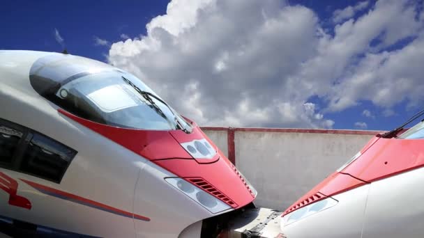 Aeroexpress Train Sapsan Przeciwko Poruszającym Się Chmurom Szybki Pociąg Nabył — Wideo stockowe