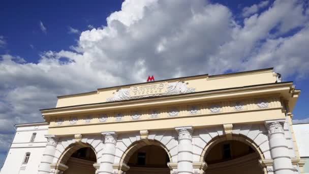 Station Métro Kurskaya Ligne Koltsevaya Contre Les Nuages Mouvants Moscou — Video