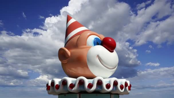 Figurine Drôle Clown Avec Nez Rouge Contre Les Nuages Mouvement — Video