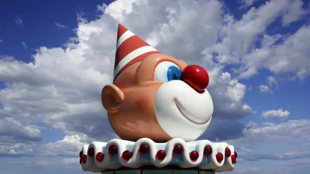 Figura Payaso Divertido Con Nariz Roja Contra Las Nubes Movimiento — Vídeo de stock