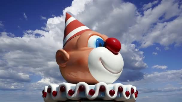 Figura Payaso Divertido Con Nariz Roja Contra Las Nubes Movimiento — Vídeo de stock