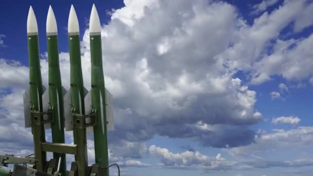 现代俄罗斯防空导弹对着移动的云彩 — 图库视频影像