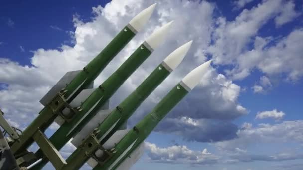 Moderne Russische Luchtafweerraketten Tegen Bewegende Wolken — Stockvideo
