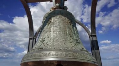 Hareket eden bulutlara karşı Ortodoks çanları. Moskova, Rusya 'nın çevresindeki Istra kasabasında yeni Kudüs 