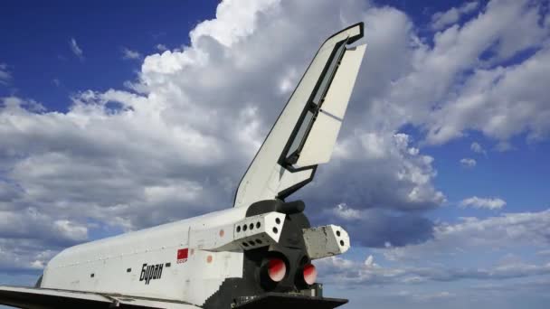 Космічний Корабель Буран Радянський Орбітальний Апарат Проти Рухомих Хмар — стокове відео