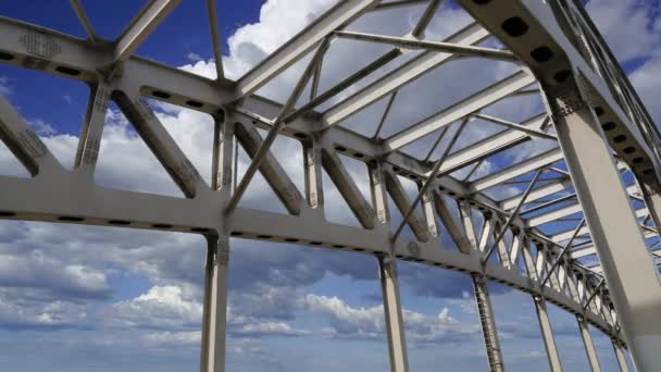 Estructura Metálica Del Puente Contra Las Nubes Móviles — Vídeo de stock