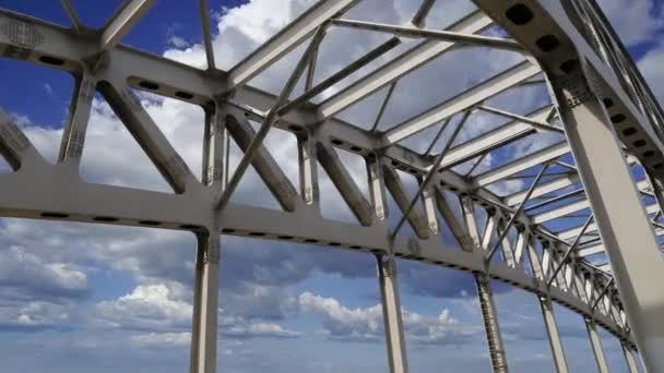 移動する雲に対する橋の金属構造は — ストック動画