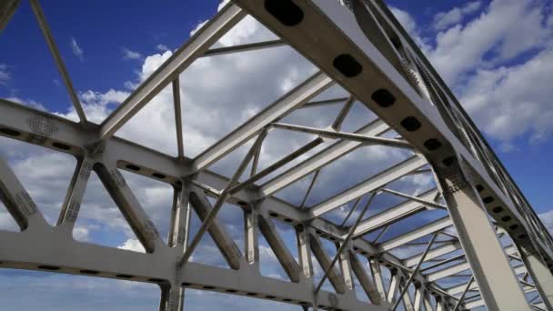 Estructura Metálica Del Puente Contra Las Nubes Móviles — Vídeo de stock