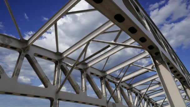 Μεταλλική Δομή Της Γέφυρας Ενάντια Στα Κινούμενα Σύννεφα — Αρχείο Βίντεο