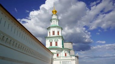 Hareketli bulutlara karşı yeni Kudüs... Istra kasabası, Moskova, Rusya 'nın çevresi 