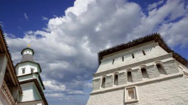 Hareketli bulutlara karşı yeni Kudüs... Istra kasabası, Moskova, Rusya 'nın çevresi 