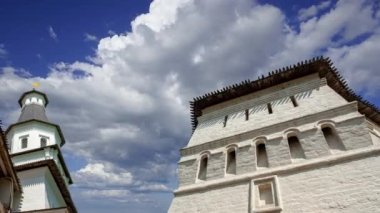 Hareketli bulutlara karşı yeni Kudüs... Istra kasabası, Moskova, Rusya 'nın çevresi 