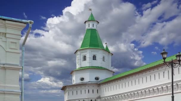 Νέα Ιερουσαλήμ Ενάντια Στα Κινούμενα Σύννεφα Στην Πόλη Istra Γύρω — Αρχείο Βίντεο