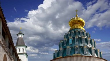 Hareketli bulutlara karşı yeni Kudüs... Istra kasabası, Moskova, Rusya 'nın çevresi