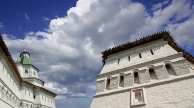 Hareketli bulutlara karşı yeni Kudüs... Istra kasabası, Moskova, Rusya 'nın çevresi