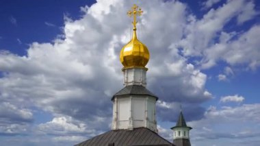 Hareketli bulutlara karşı yeni Kudüs... Istra kasabası, Moskova, Rusya 'nın çevresi  