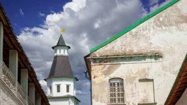 Hareketli bulutlara karşı yeni Kudüs... Istra kasabası, Moskova, Rusya 'nın çevresi  