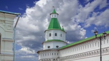 Hareketli bulutlara karşı yeni Kudüs... Istra kasabası, Moskova, Rusya 'nın çevresi  