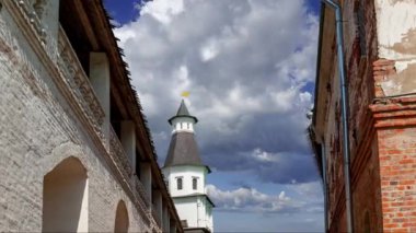 Hareketli bulutlara karşı yeni Kudüs... Istra kasabası, Moskova, Rusya 'nın çevresi  