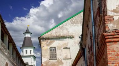 Hareketli bulutlara karşı yeni Kudüs... Istra kasabası, Moskova, Rusya 'nın çevresi  