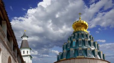 Hareketli bulutlara karşı yeni Kudüs... Istra kasabası, Moskova, Rusya 'nın çevresi  