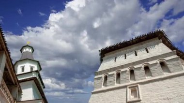 Hareketli bulutlara karşı yeni Kudüs... Istra kasabası, Moskova, Rusya 'nın çevresi  