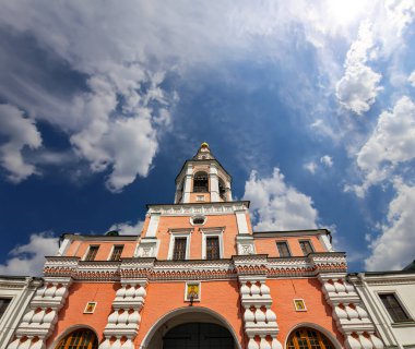 Danilov Manastırı (ayrıca Svyato-Danilov Manastırı veya Kutsal Danilov Manastırı) 13. yüzyılın sonlarında kurulmuştur. Moskova, Rusya