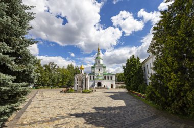 MOSCOW, RUSSIA - AUGust 08, 2017: Danilov Manastırı (aynı zamanda Svyato-Danilov Manastırı veya Kutsal Danilov Manastırı), 13. yüzyılın sonlarında kurulmuştur. Moskova, Rusya