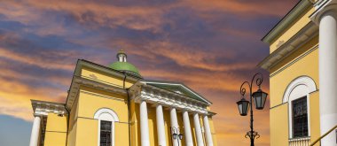 Danilov Manastırı (ayrıca Svyato-Danilov Manastırı veya Kutsal Danilov Manastırı) 13. yüzyılın sonlarında kurulmuştur. Moskova, Rusya