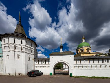Danilov Manastırı (ayrıca Svyato-Danilov Manastırı veya Kutsal Danilov Manastırı) 13. yüzyılın sonlarında kurulmuştur. Moskova, Rusya