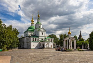 MOSCOW, RUSSIA - AUGust 08, 2017: Danilov Manastırı (aynı zamanda Svyato-Danilov Manastırı veya Kutsal Danilov Manastırı), 13. yüzyılın sonlarında kurulmuştur. Moskova, Rusya