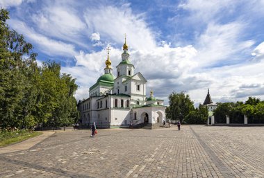 MOSCOW, RUSSIA - AUGust 08, 2017: Danilov Manastırı (aynı zamanda Svyato-Danilov Manastırı veya Kutsal Danilov Manastırı), 13. yüzyılın sonlarında kurulmuştur. Moskova, Rusya