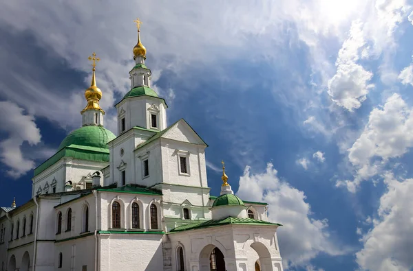 Danilov Manastırı (ayrıca Svyato-Danilov Manastırı veya Kutsal Danilov Manastırı) 13. yüzyılın sonlarında kurulmuştur. Moskova, Rusya