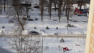 Yoğun kar yağışı sonrasında güneşli bir kış günü Moskova 'nın yerleşim bölgesi, Rusya