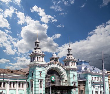 MOSCOW, RUSSIA - Temmuz 04 2015: Belorusskiy tren istasyonu (Rusça yazılmıştır) Moskova, Rusya 'daki dokuz ana tren istasyonundan biridir. 1870 yılında açıldı ve 1907-1912 yılları arasında şimdiki haliyle yeniden inşa edildi.