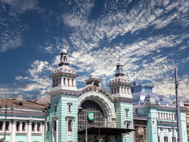MOSCOW, RUSSIA - Temmuz 04 2015: Belorusskiy tren istasyonu (Rusça yazılmıştır) Moskova, Rusya 'daki dokuz ana tren istasyonundan biridir. 1870 yılında açıldı ve 1907-1912 yılları arasında şimdiki haliyle yeniden inşa edildi.
