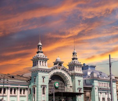 MOSCOW, RUSSIA - Temmuz 04 2015: Belorusskiy tren istasyonu (Rusça yazılmıştır) Moskova, Rusya 'daki dokuz ana tren istasyonundan biridir. 1870 yılında açıldı ve 1907-1912 yılları arasında şimdiki haliyle yeniden inşa edildi.