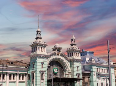 MOSCOW, RUSSIA - Temmuz 04 2015: Belorusskiy tren istasyonu (Rusça yazılmıştır) Moskova, Rusya 'daki dokuz ana tren istasyonundan biridir. 1870 yılında açıldı ve 1907-1912 yılları arasında şimdiki haliyle yeniden inşa edildi.