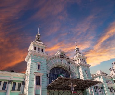 MOSCOW, RUSSIA - Temmuz 04 2015: Belorusskiy tren istasyonu (Rusça yazılmıştır) Moskova, Rusya 'daki dokuz ana tren istasyonundan biridir. 1870 yılında açıldı ve 1907-1912 yılları arasında şimdiki haliyle yeniden inşa edildi.