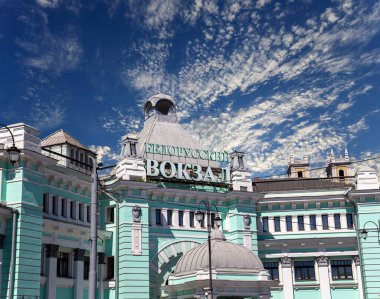 MOSCOW, RUSSIA - Temmuz 04 2015: Belorusskiy tren istasyonu (Rusça yazılmıştır) Moskova, Rusya 'daki dokuz ana tren istasyonundan biridir. 1870 yılında açıldı ve 1907-1912 yılları arasında şimdiki haliyle yeniden inşa edildi.  