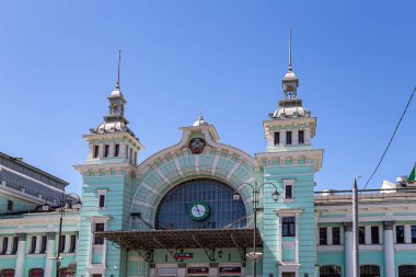 MOSCOW, RUSSIA - Temmuz 04 2015: Belorusskiy tren istasyonu - Moskova, Rusya 'daki dokuz ana tren istasyonundan biridir. 1870 yılında açıldı ve 1907-1912 yılları arasında şimdiki haliyle yeniden inşa edildi. 