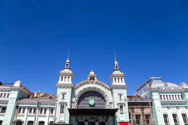 MOSCOW, RUSSIA - Temmuz 04 2015: Belorussky tren istasyonu (Rusça yazılmıştır) Moskova, Rusya 'daki dokuz ana tren istasyonundan biridir. 1870 yılında açıldı ve 1907-1912 yılları arasında şimdiki haliyle yeniden inşa edildi.  