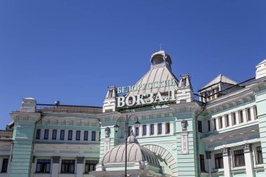 MOSCOW, RUSSIA - Temmuz 04 2015: Belorussky tren istasyonu (Rusça yazılmıştır) Moskova, Rusya 'daki dokuz ana tren istasyonundan biridir. 1870 yılında açıldı ve 1907-1912 yılları arasında şimdiki haliyle yeniden inşa edildi.  