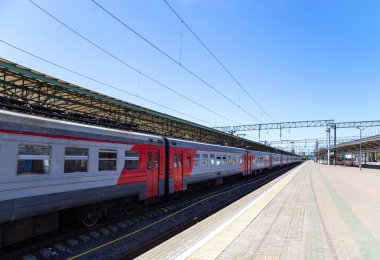 MOSCOW, RUSSIA - 4 Temmuz 2015: Moskova yolcu platformu (Belorussky tren istasyonu) Moskova, Rusya 'daki dokuz ana tren istasyonundan biridir.