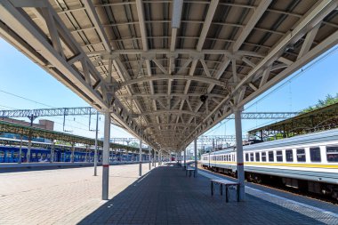 MOSCOW, RUSSIA - 4 Temmuz 2015: Moskova yolcu platformu (Belorussky tren istasyonu) Moskova, Rusya 'daki dokuz ana tren istasyonundan biridir.